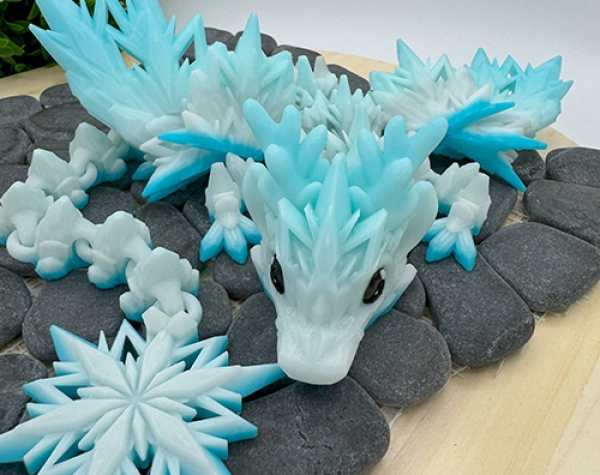 Schneekristall-Drache – Wintertraum